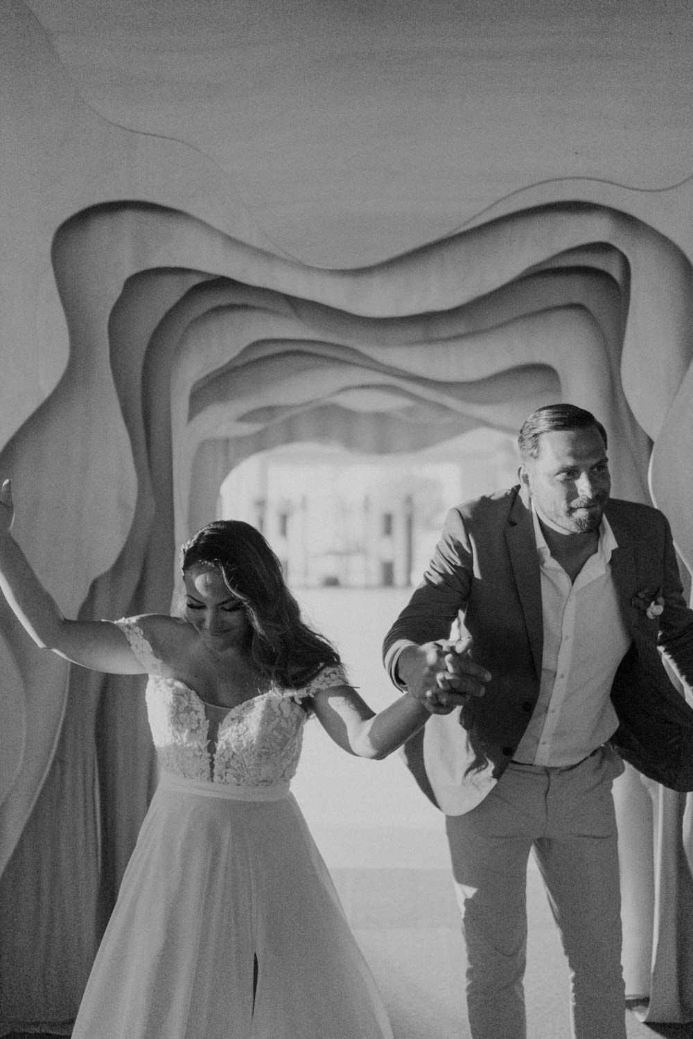 High-energy reception at Set Lounge, Portugal. Guests celebrating with the bride and groom, full of laughter and emotion.