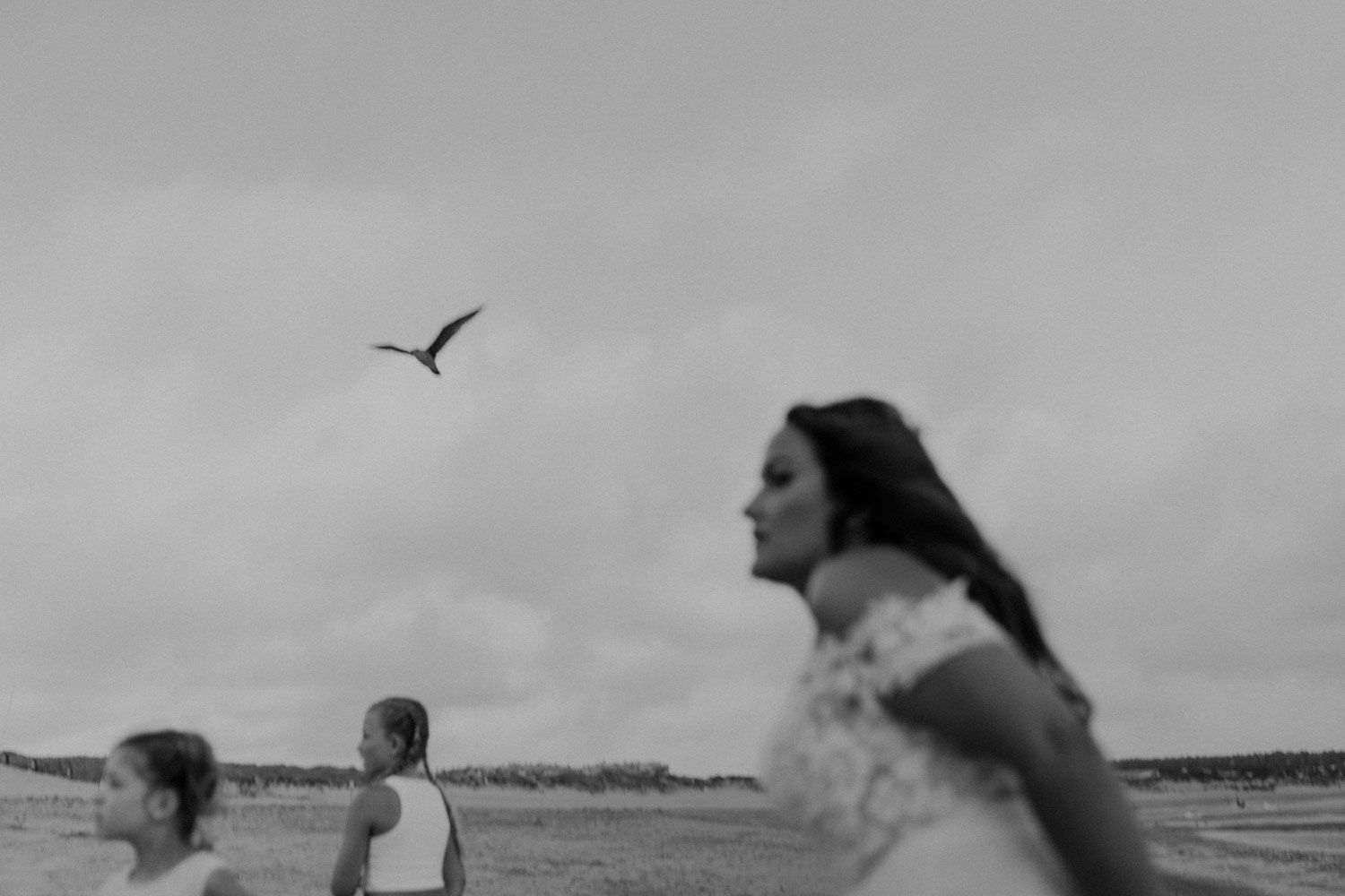 Beach wedding at Set Lounge, Portugal. German-style destination wedding with raw emotions and high-energy party vibes.