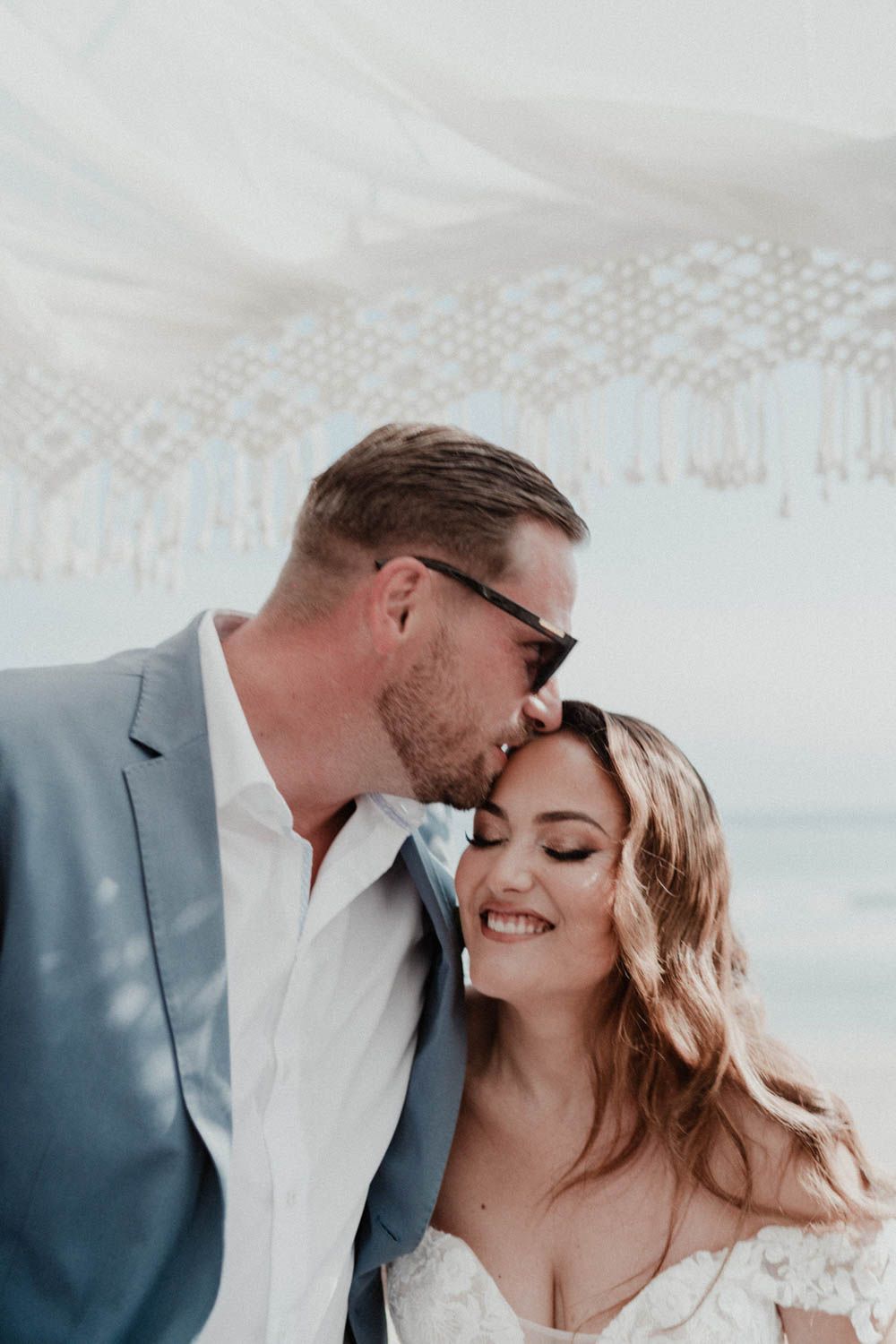 Beachside wedding at Set Lounge, Portugal. German-style destination wedding with raw emotions and high-energy party vibes.