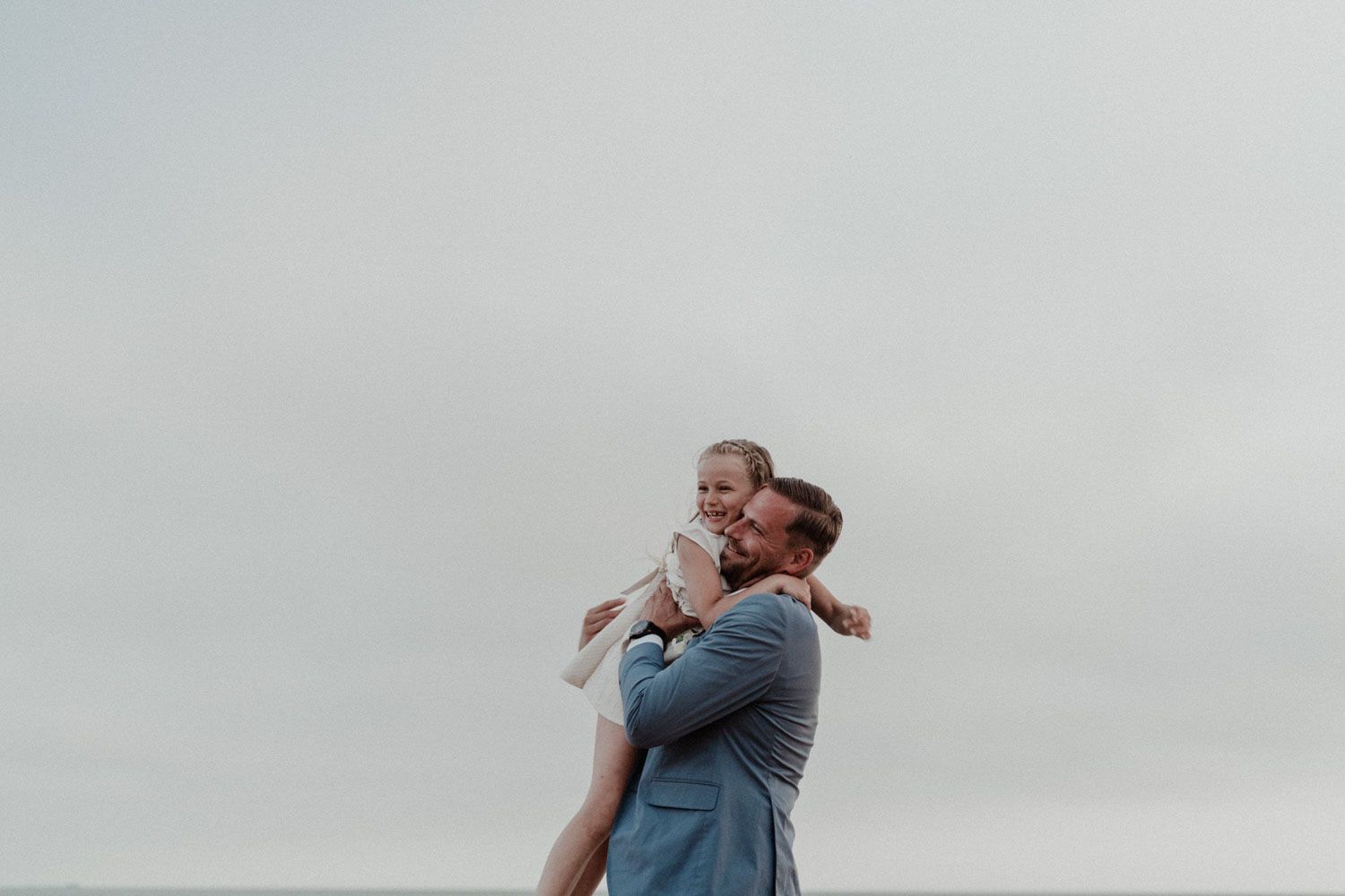 Beach wedding at Set Lounge, Portugal. German-style destination wedding with raw emotions and high-energy party vibes.