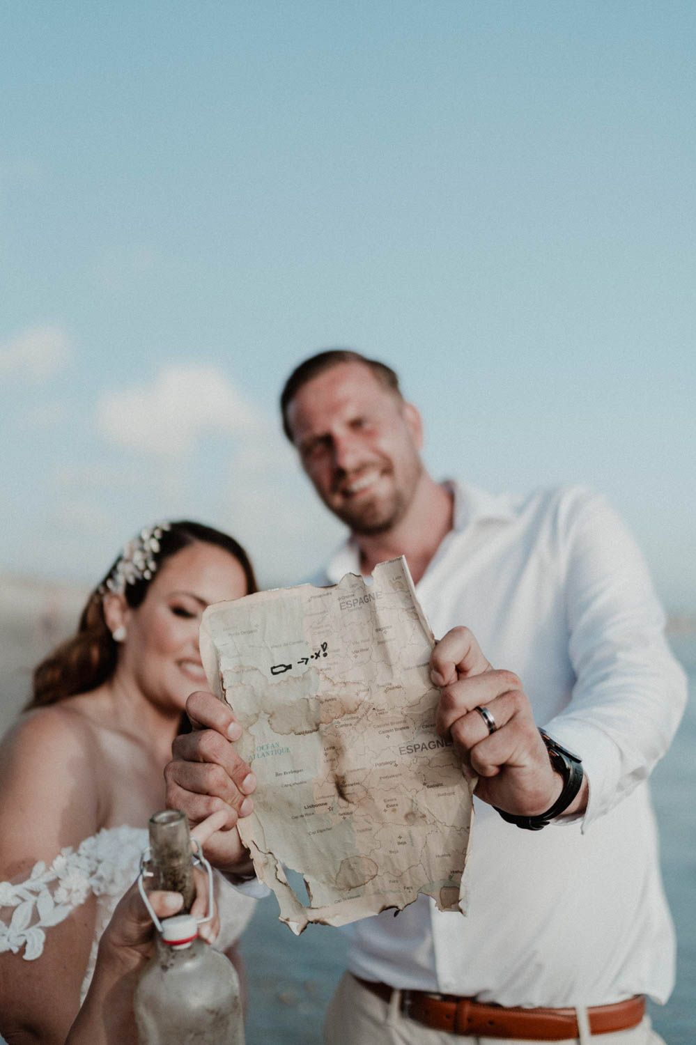 Beachside wedding at Set Lounge, Portugal. German-style destination wedding with raw emotions and high-energy party vibes.
