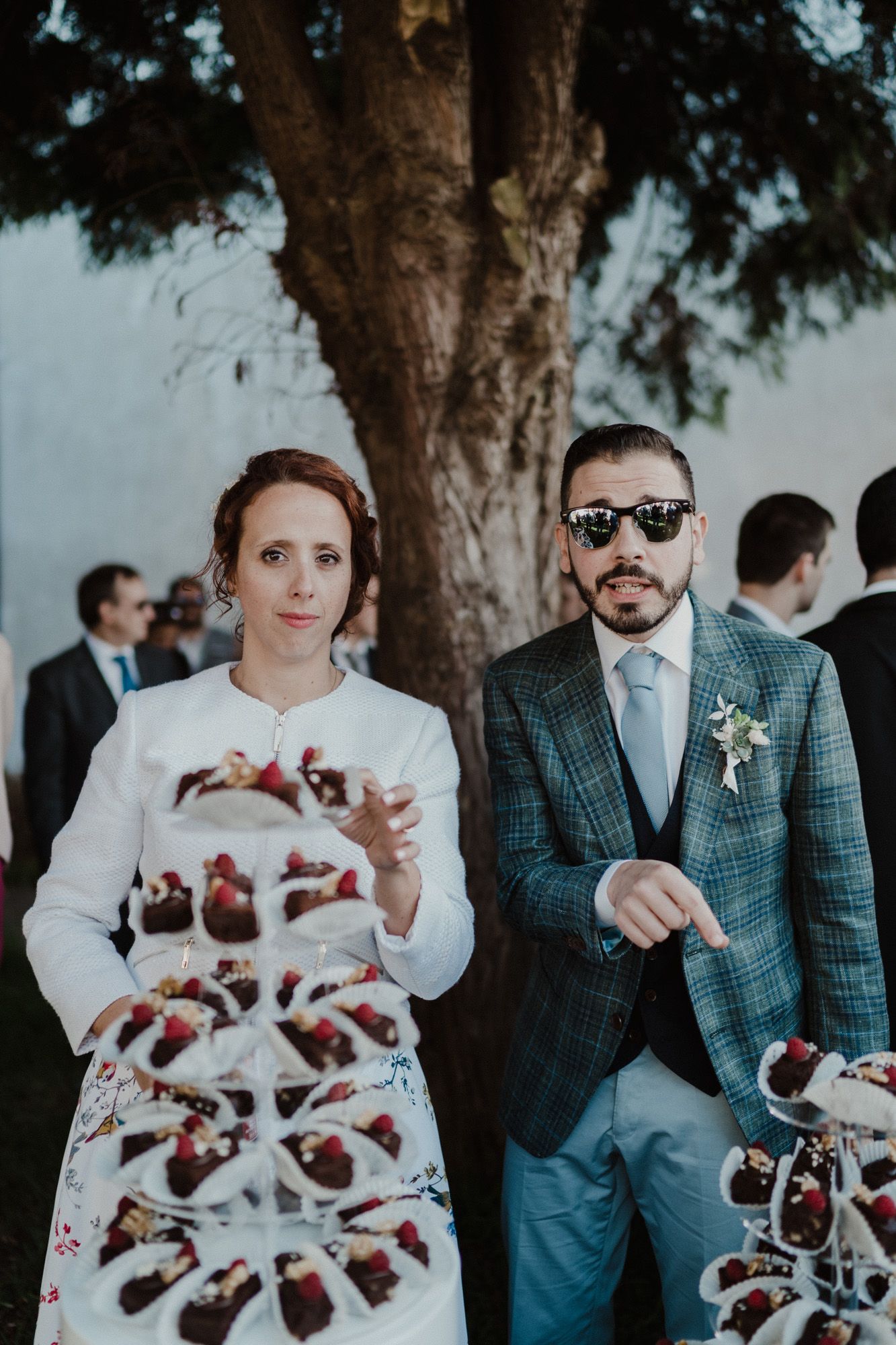 wedding cake moment with bride and groom by a porto wedding photographer