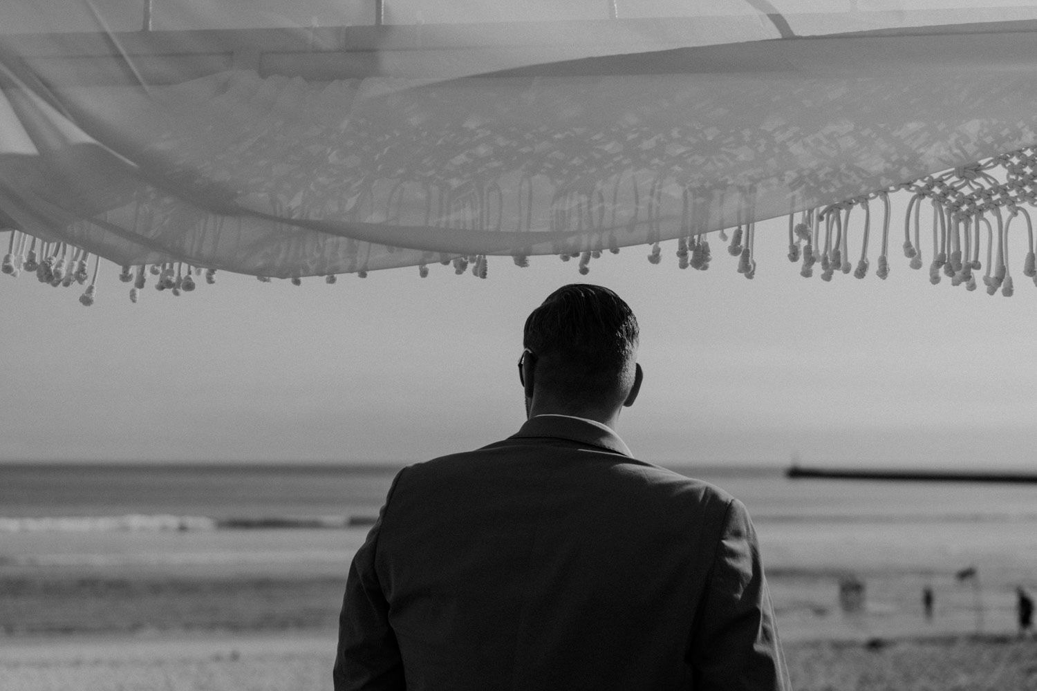 Beachside wedding at Set Lounge, Portugal. German-style destination wedding with raw emotions and high-energy party vibes.