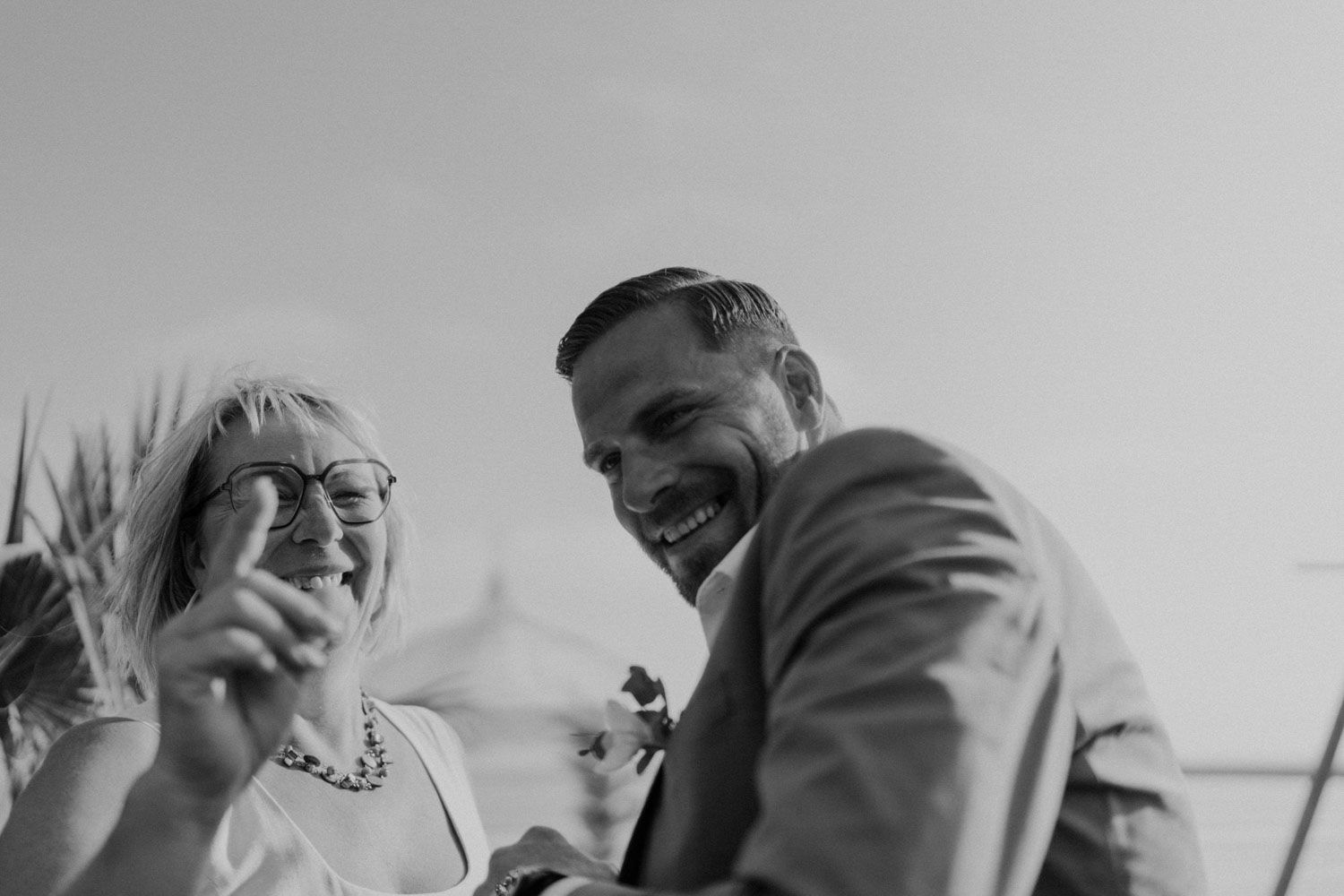Beachside wedding at Set Lounge, Portugal. German-style destination wedding with raw emotions and high-energy party vibes.