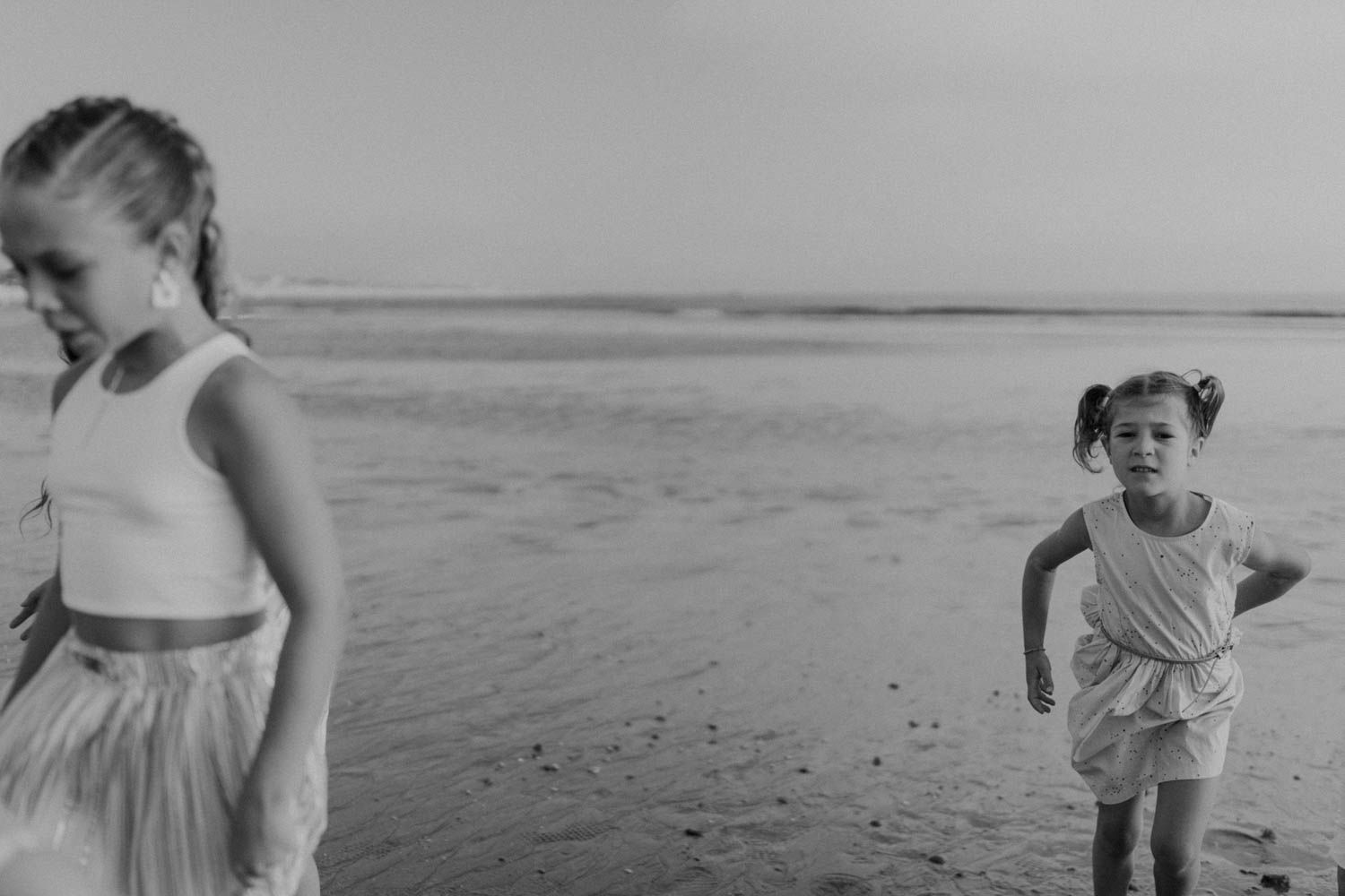 Beachside wedding at Set Lounge, Portugal. German-style destination wedding with raw emotions and high-energy party vibes.