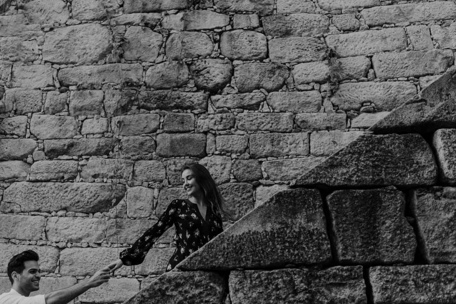 Couple shoot in Porto’s Ribeira with moody light and cinematic vibe