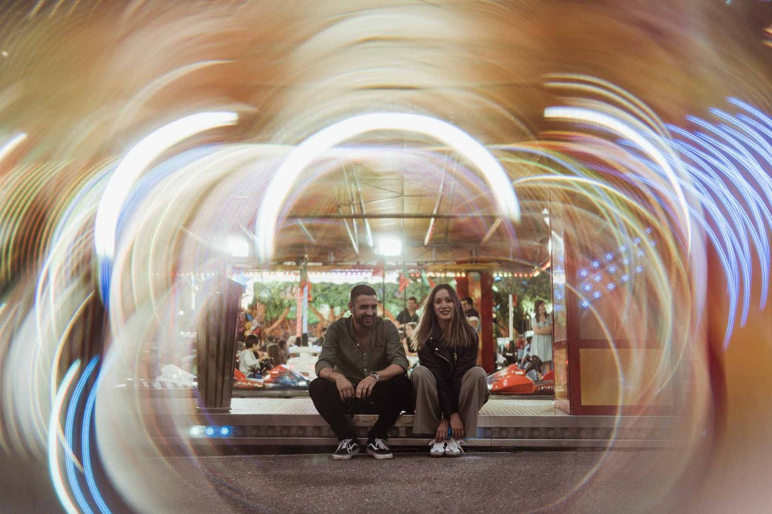 Colorful chaos with emotion – Lisbon fairground couple session