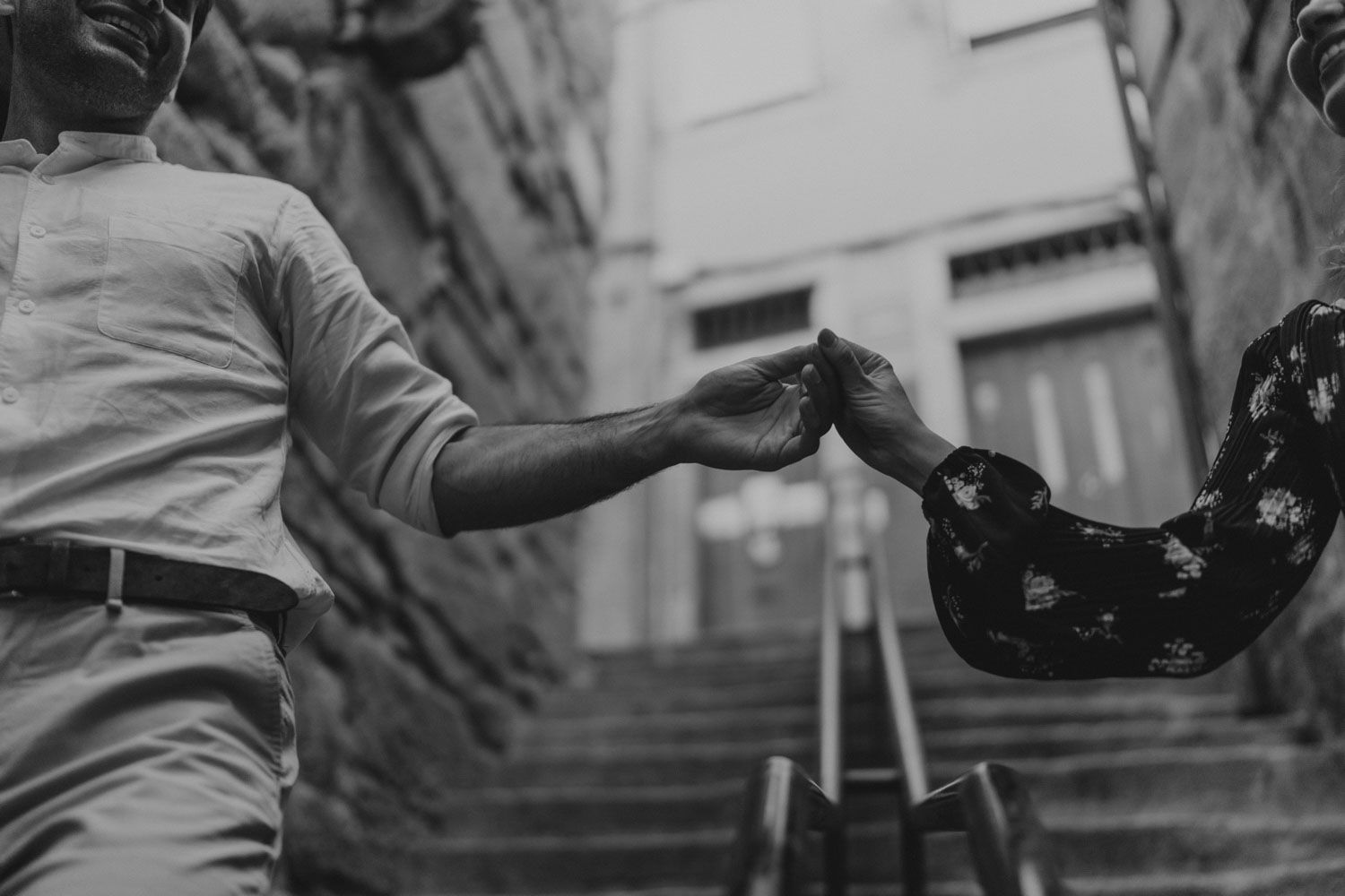 Couple shoot in Porto’s Ribeira with moody light and cinematic vibe