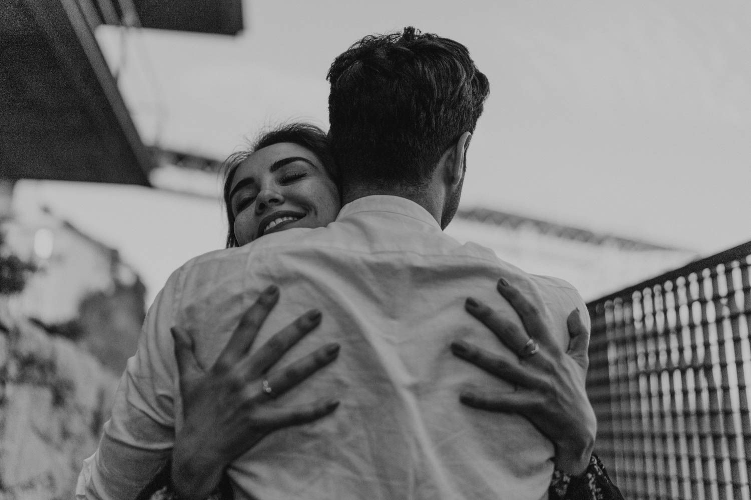 Couple shoot in Porto’s Ribeira with moody light and cinematic vibe