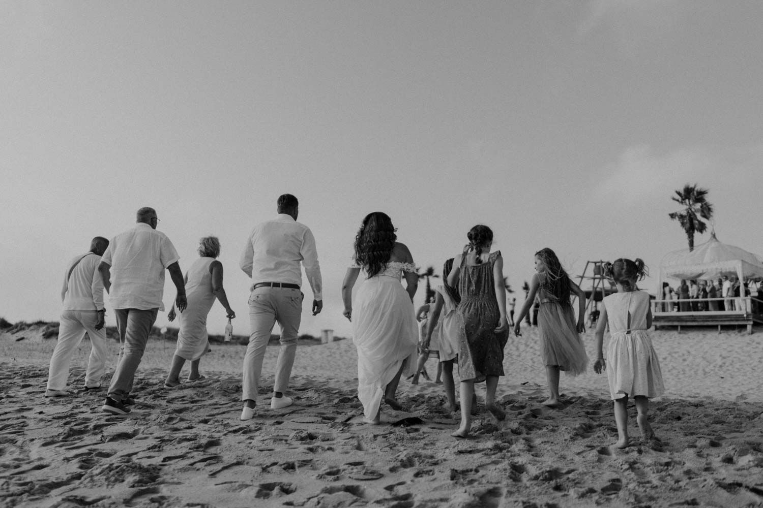Beachside wedding at Set Lounge, Portugal. German-style destination wedding with raw emotions and high-energy party vibes.