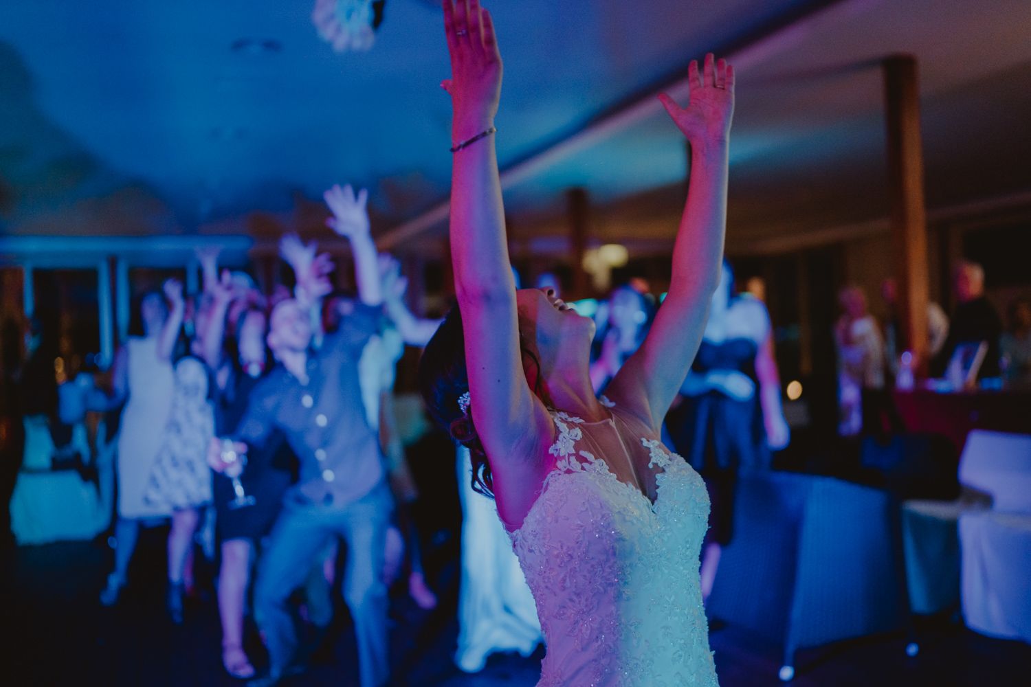 Algarve wedding photographer capturing the energy of the bouquet toss