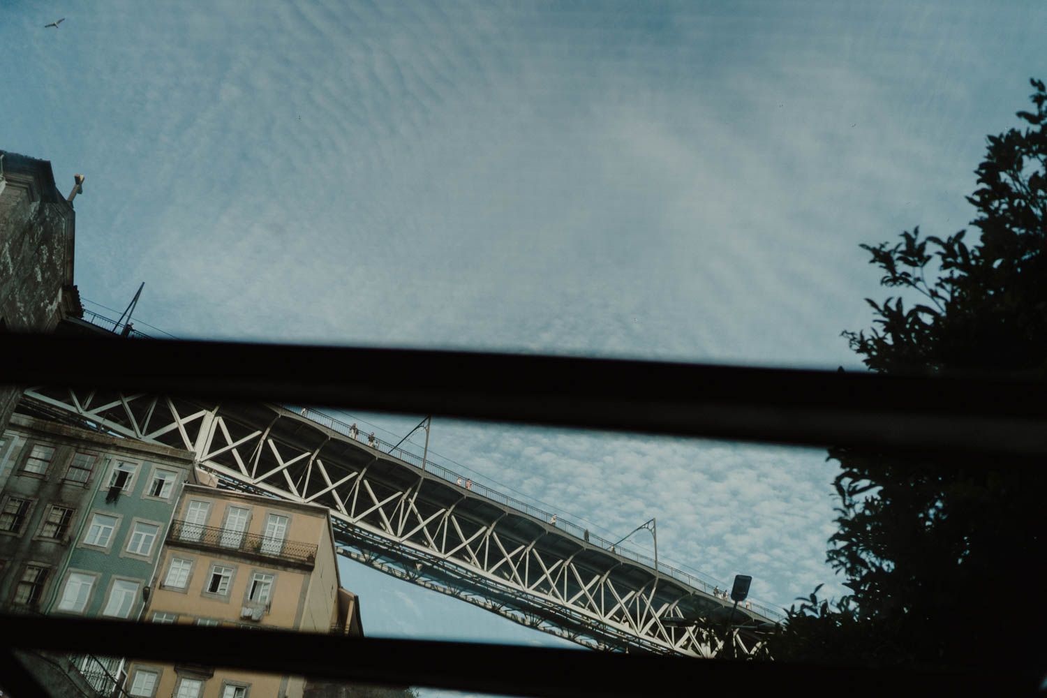 Couple shoot in Porto’s Ribeira with moody light and cinematic vibe