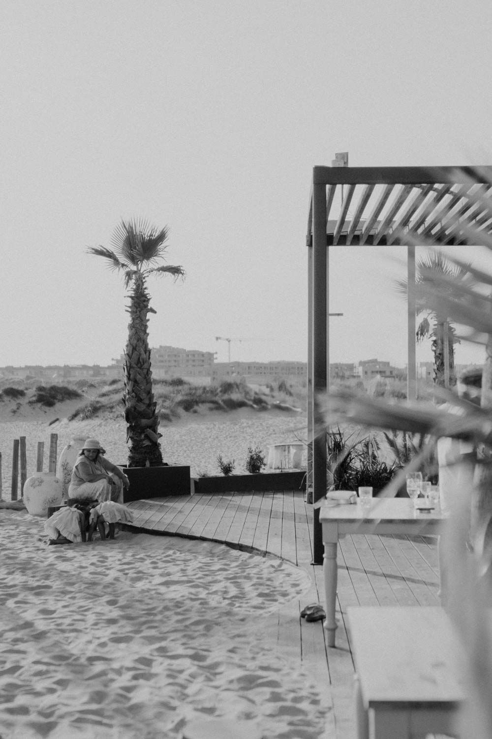 Beachside wedding at Set Lounge, Portugal. German-style destination wedding with raw emotions and high-energy party vibes.