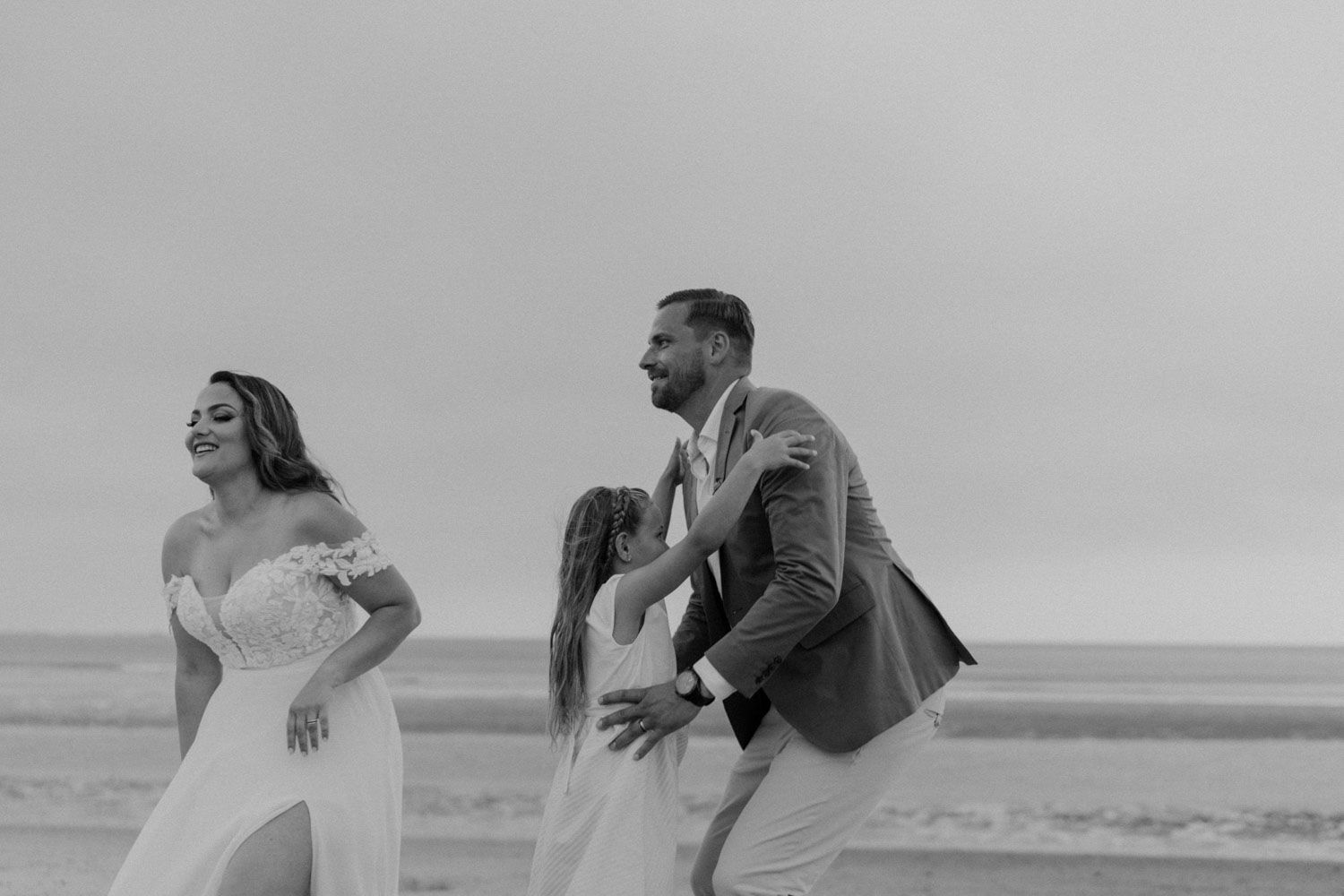 Beach wedding at Set Lounge, Portugal. German-style destination wedding with raw emotions and high-energy party vibes.
