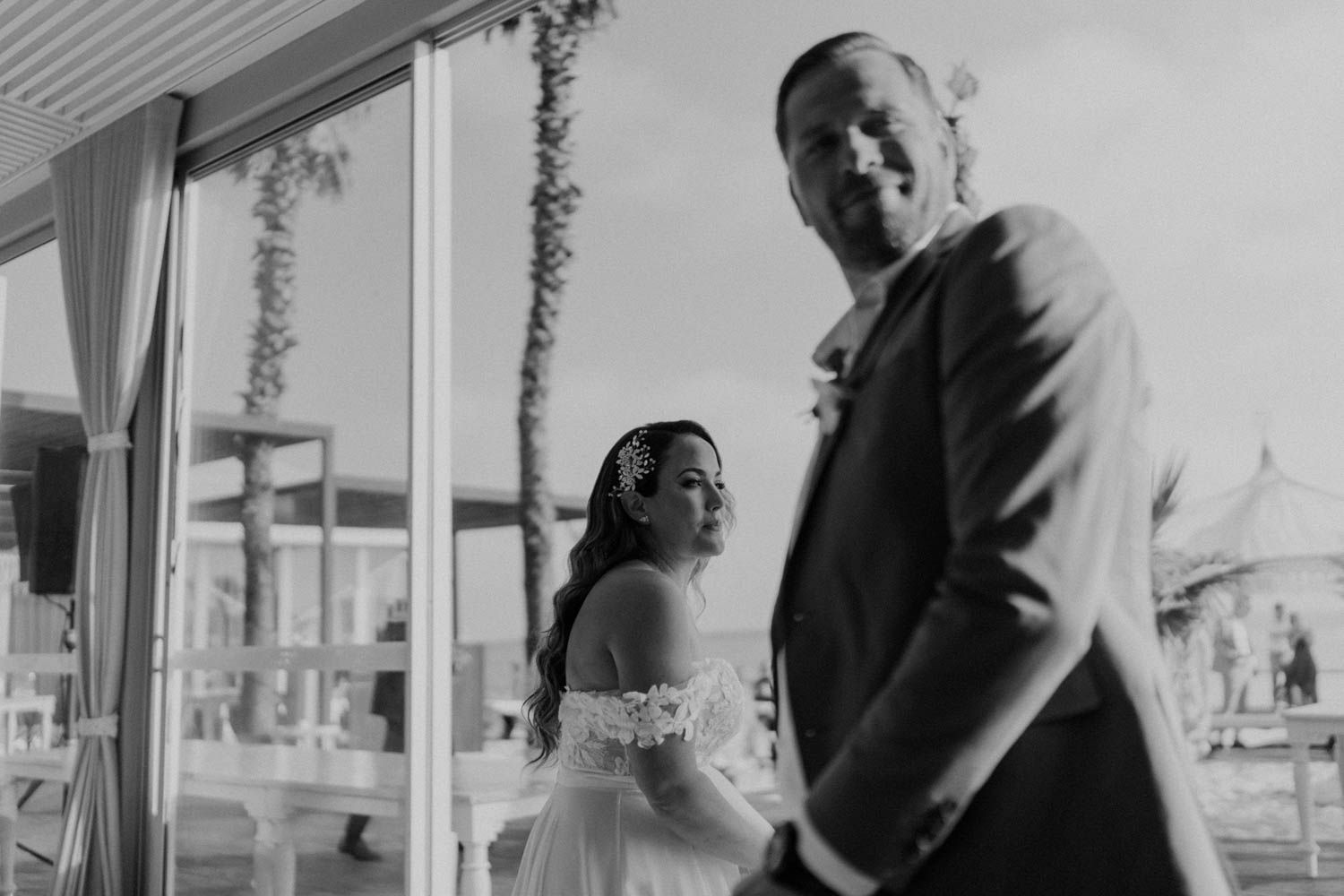 Beachside wedding at Set Lounge, Portugal. German-style destination wedding with raw emotions and high-energy party vibes.
