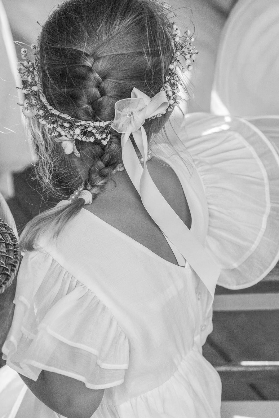Black and white wedding detail with parasols in Tuscany