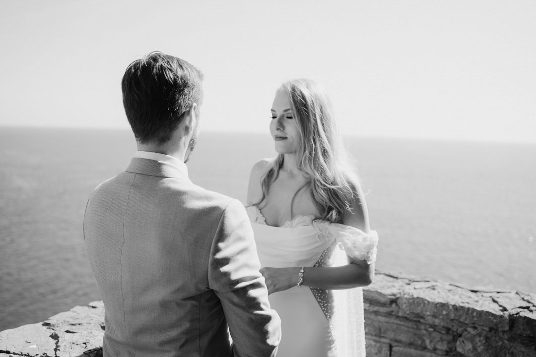 Black and white wedding couple portrait overlooking the sea in Liguria