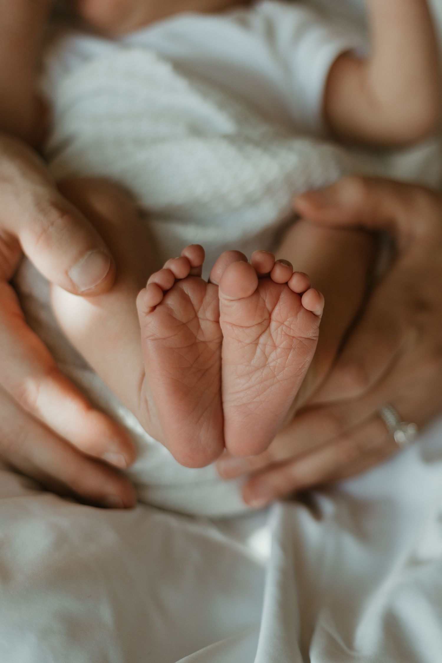 Spartanburg newborn photo session by PhotosbyAllii in a studio. Detailed shot of cute baby feet Fresh 48 hospital setting