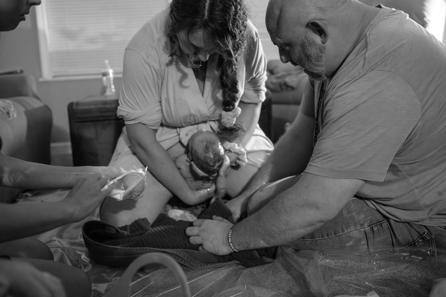 Wichita birth photographer documenting a home birth