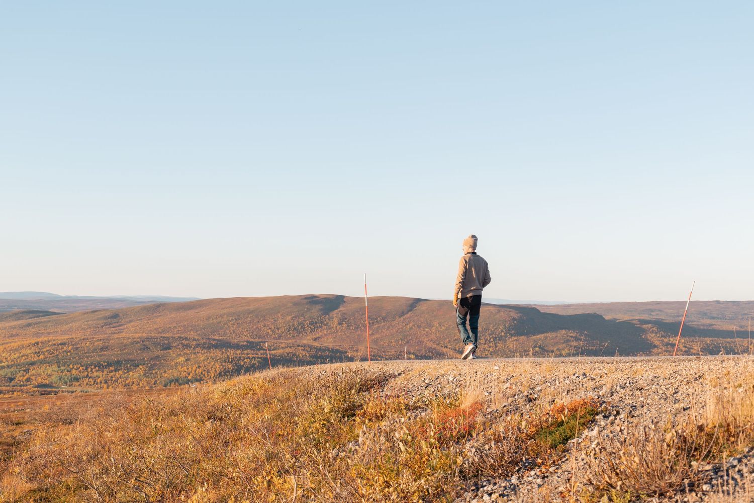 Luontoseikkailut matkailemassa Pulmankijärven maisematiellä, Nuorgamissa, upeaa aavaa maisemaa.