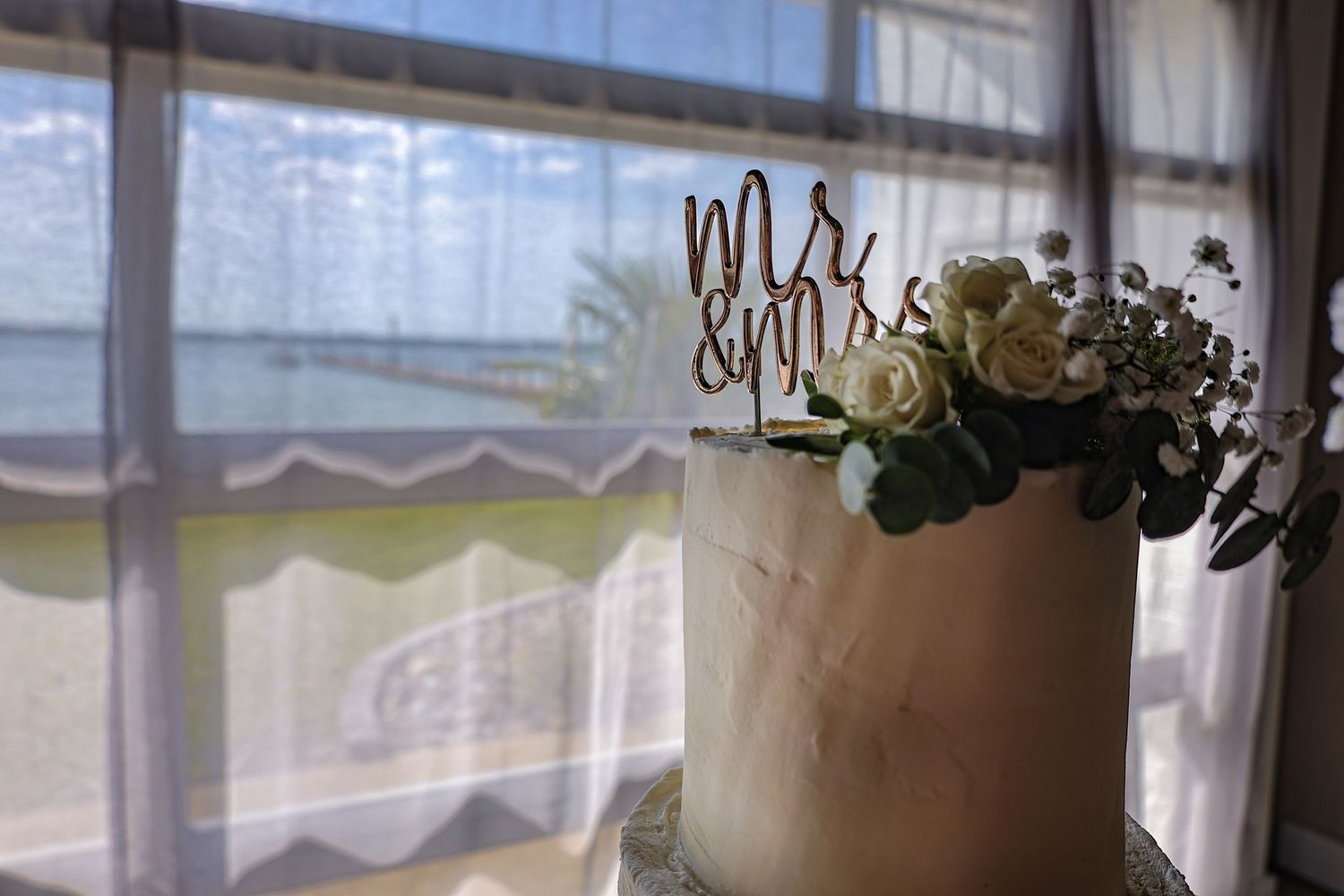 Panoramic wedding venue interior with natural lighting and elegant decor.