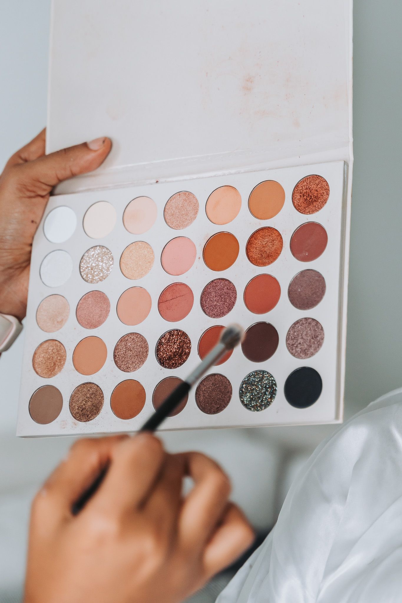Neutral toned eyeshadow palette with various shades of brown, pink and shimmer colors.
