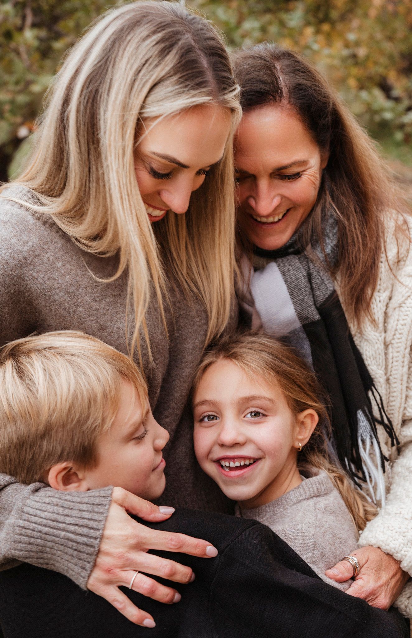 Portrait de famille en extérieur à Saint-Hyacinthe.