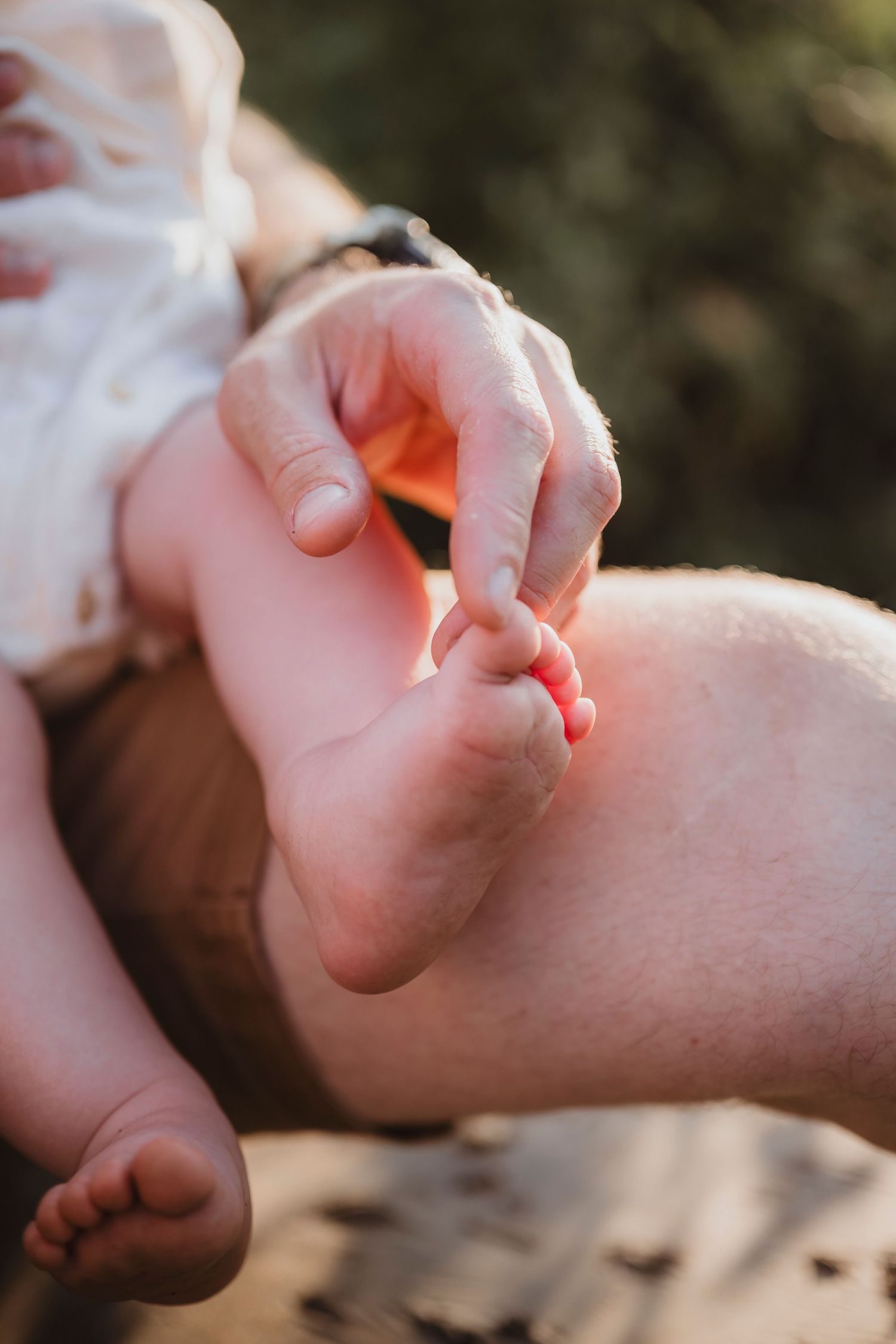 Portrait de famille en extérieur à Saint-Hyacinthe. pied bebe