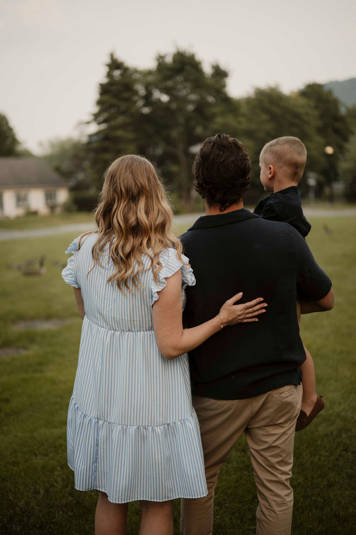 Portrait de famille en extérieur à Saint-Hyacinthe.