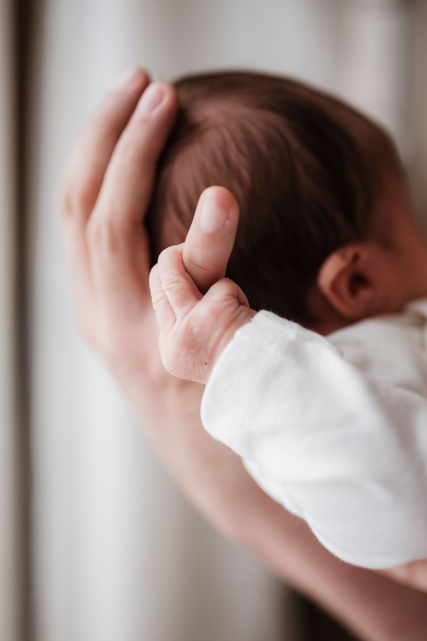 Portrait de famille en extérieur à Saint-Hyacinthe. bebe tenant doigt papa