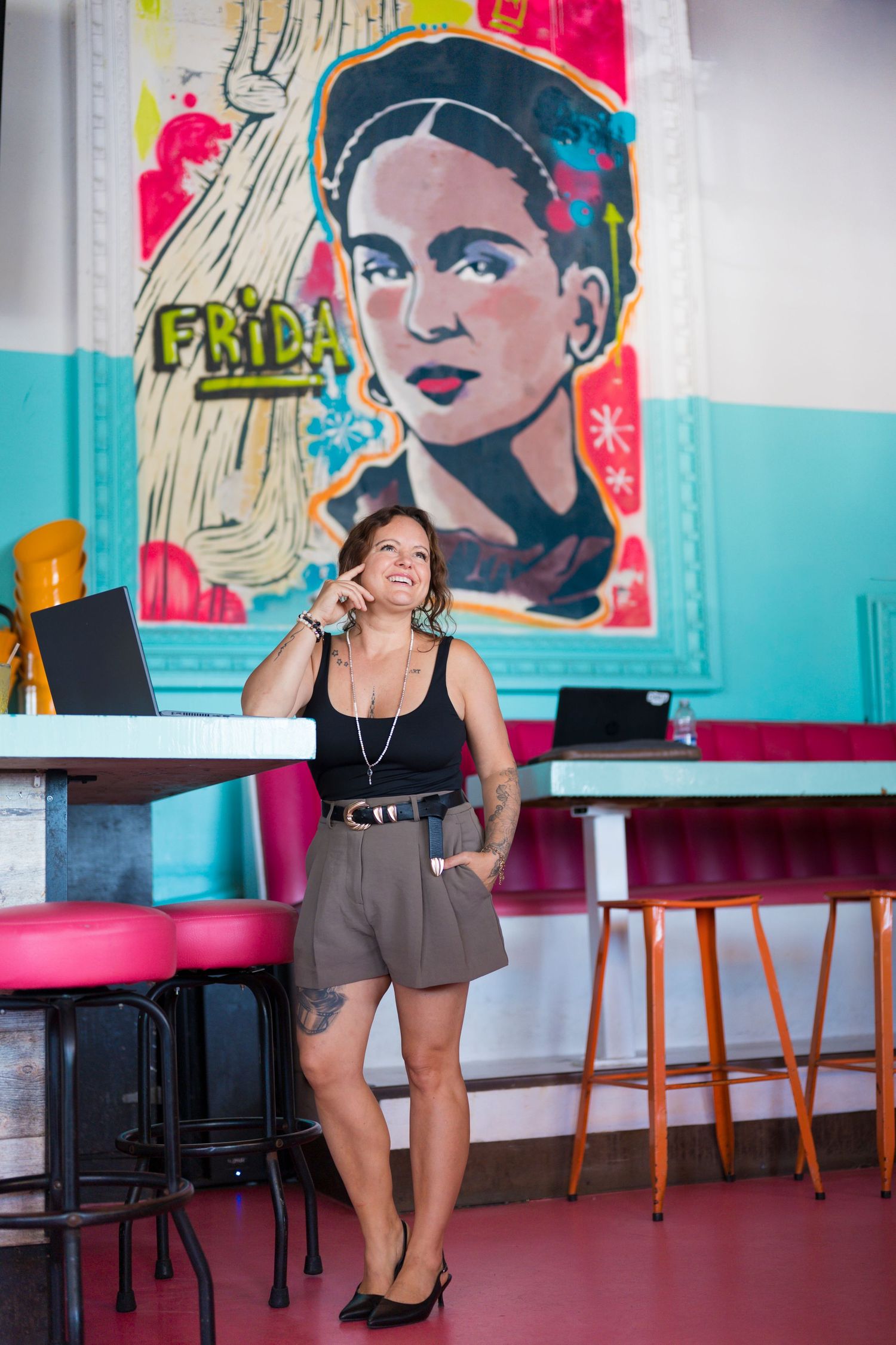 Photographe branding à Saint-Hyacinthe réalisant un portrait professionnel d’une entrepreneure.
* Séance photo branding dans un café