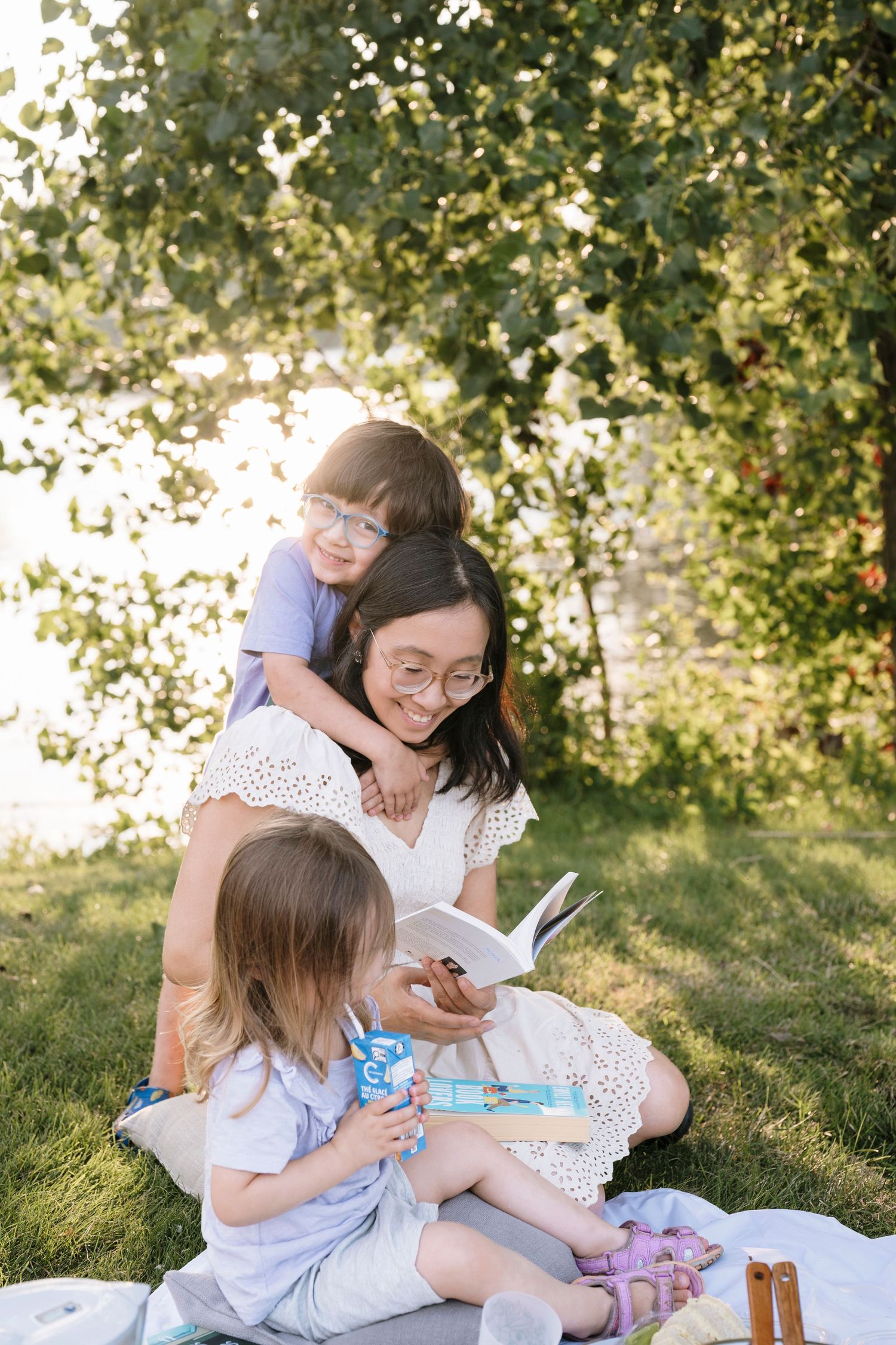 famille extérieur lecture livre, câlin enfant maman