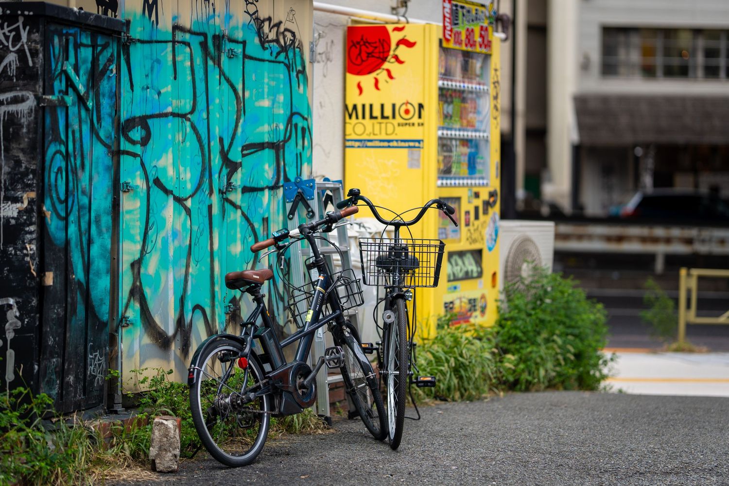Colorful urban wall with graffiti art featuring turquoise and yellow tones.