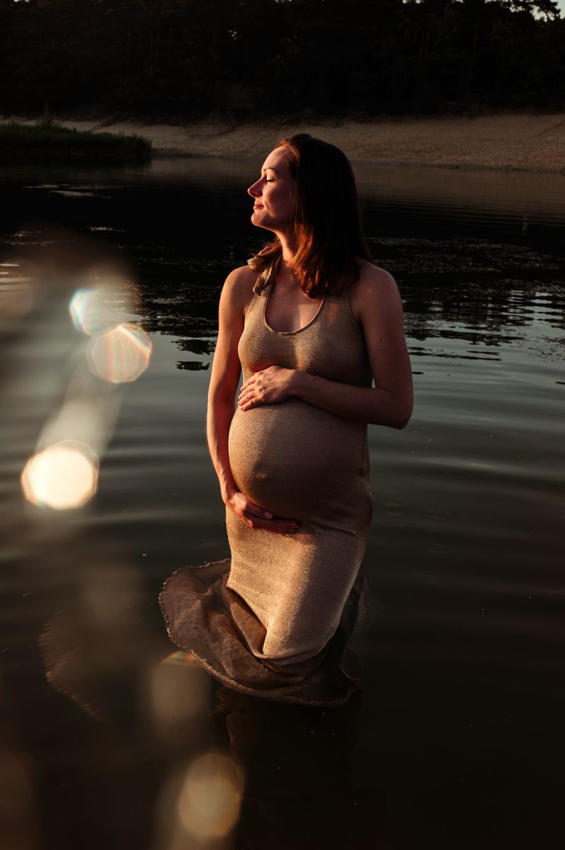 Zwangerschapsshoot met tegenlicht tijdens golden hour in Bergen op Zoom