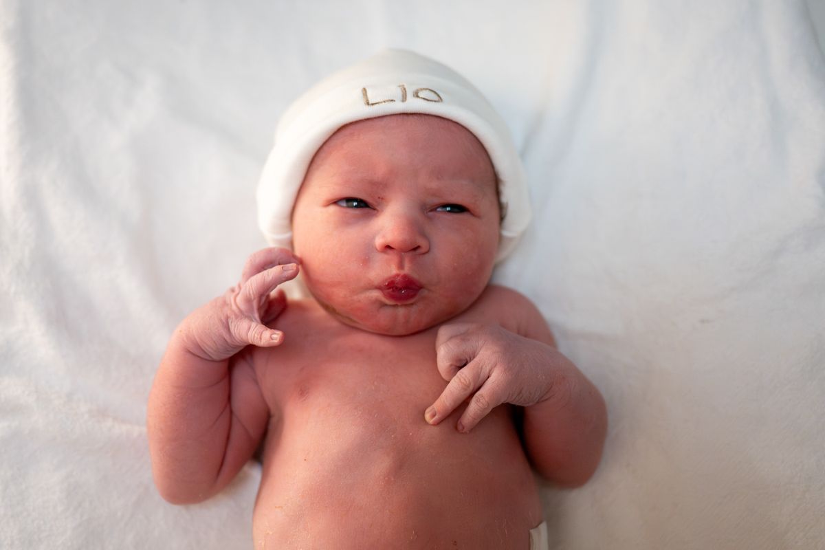 Pasgeboren baby tijdens de eerste controle in het Amphia Ziekenhuis Breda