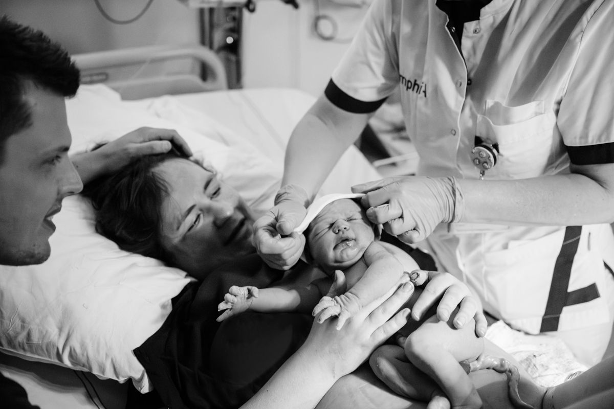 Geboortefotograaf legt de eerste uren na de geboorte vast
