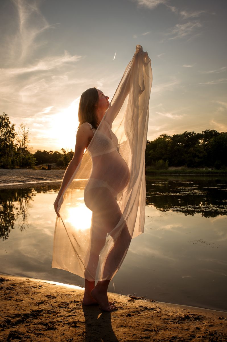 Silhouetfoto van een zwangere vrouw tijdens zonsondergang