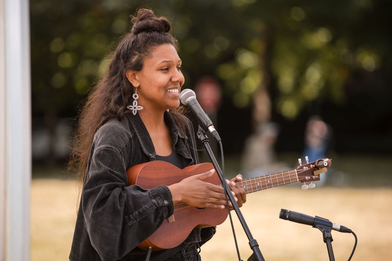 vancouver-event-photography-Desiree-Dawson-singing