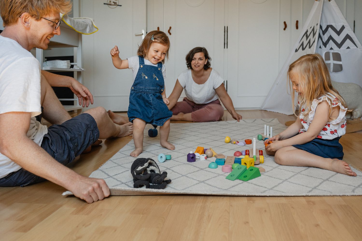Seance photo de famille a Lille, tout le monde s'amuse, pas de poses imposees, juste du plaisir et la pleine connexion, un excellent moment