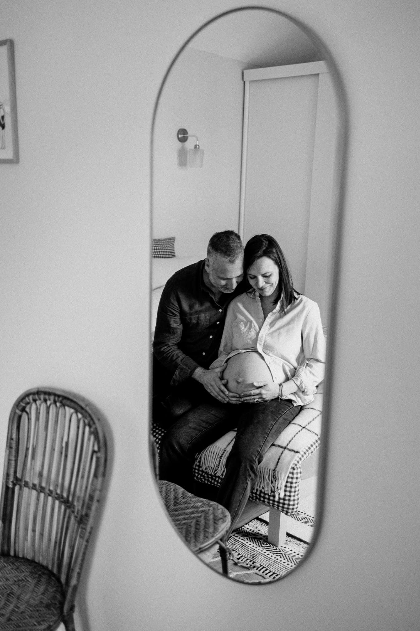 shooting photo grossesse lifestyle en couple a domicile a Lambersart pres de Lille, photo tendresse en reflet dans le miroir de la chambre