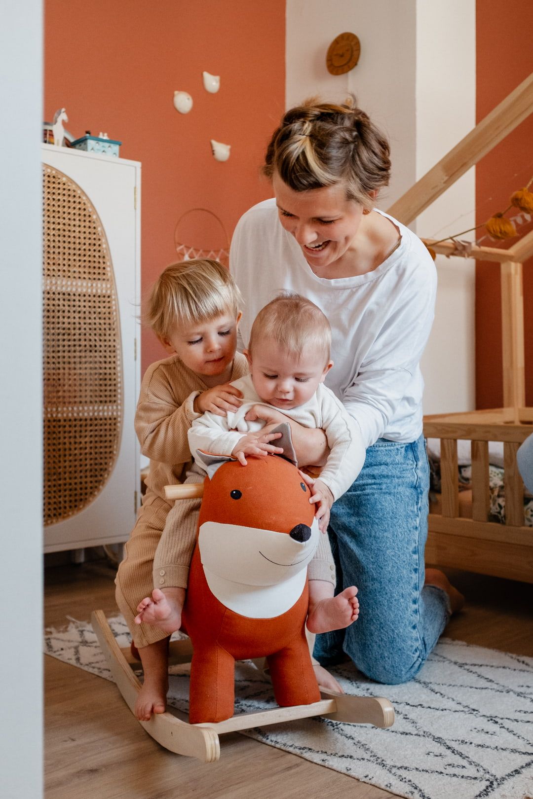 Photo authentique famille Lille, connexion emotionnelle entre maman et ses enfants pendant un temps de jeu dans une jolie chambre decoree