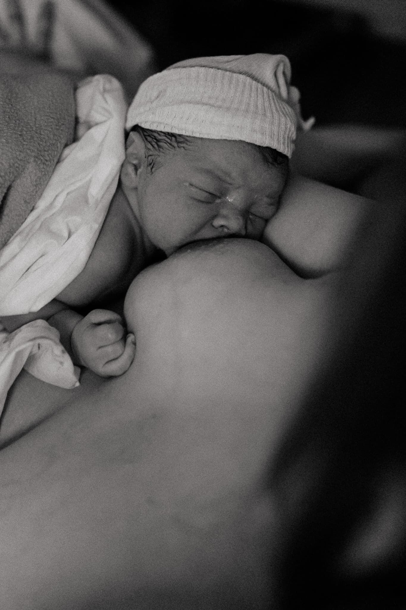 Nouveau-ne juste apres la naissance : premiere tetee pendant un reportage photo accouchement a Lille