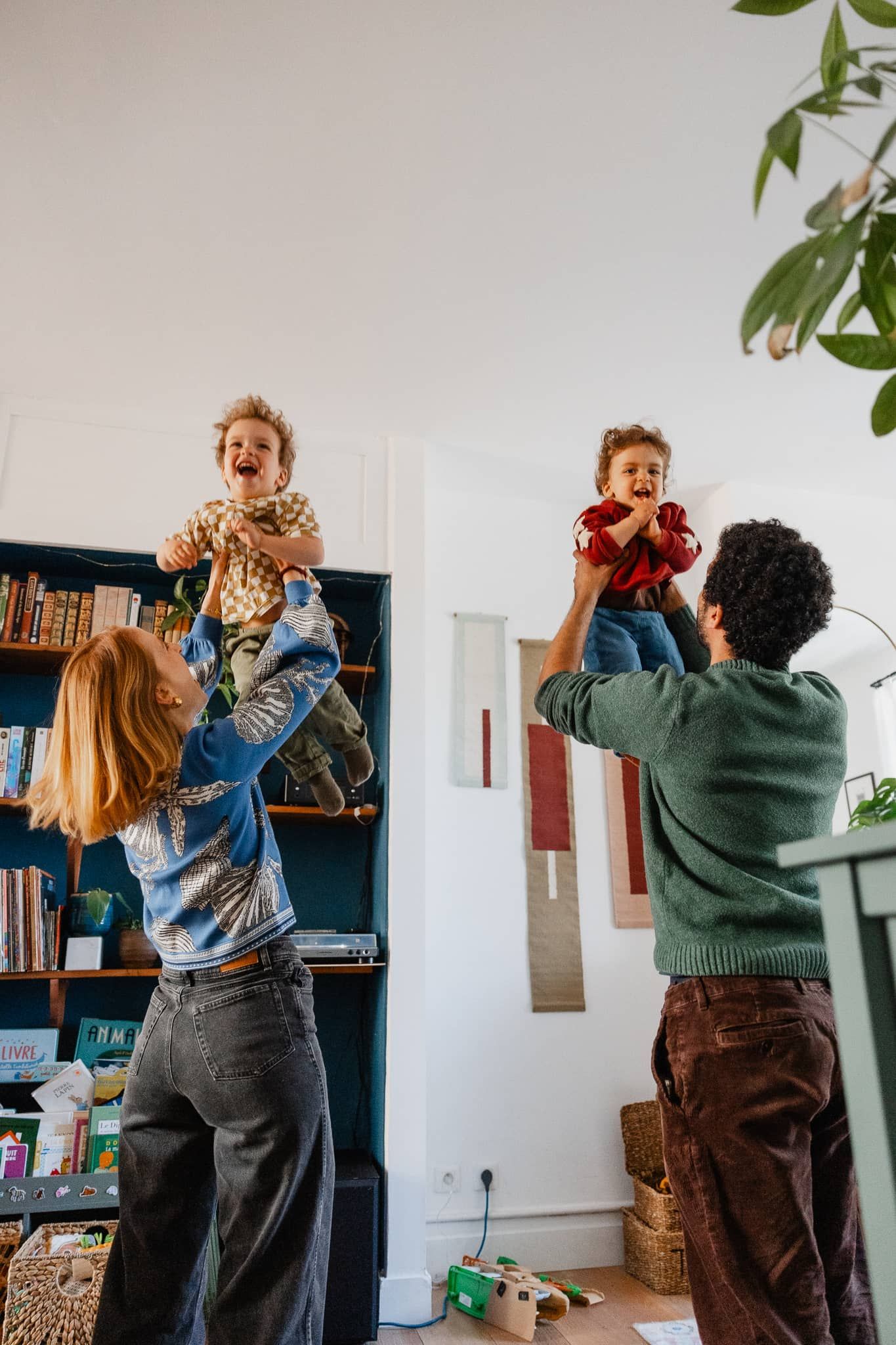 Seance photo de famille a domicile : encapsuler les souvenirs et retranscrire les emotions, connexions et l'amour qui unissent votre famille