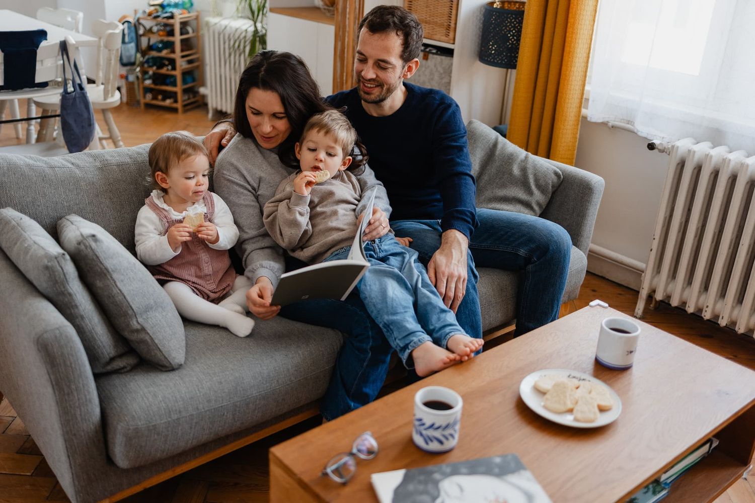 Photographe lifestyle famille et maternite Lille, une famille decouvre son recit de naissance dans un livre unique