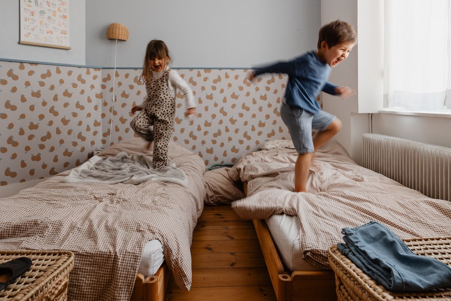Photographe famille Lambersart pres de Lille, enfants qui jouent dans leur chambre lors d'un reportage photo lifestyle a domicile