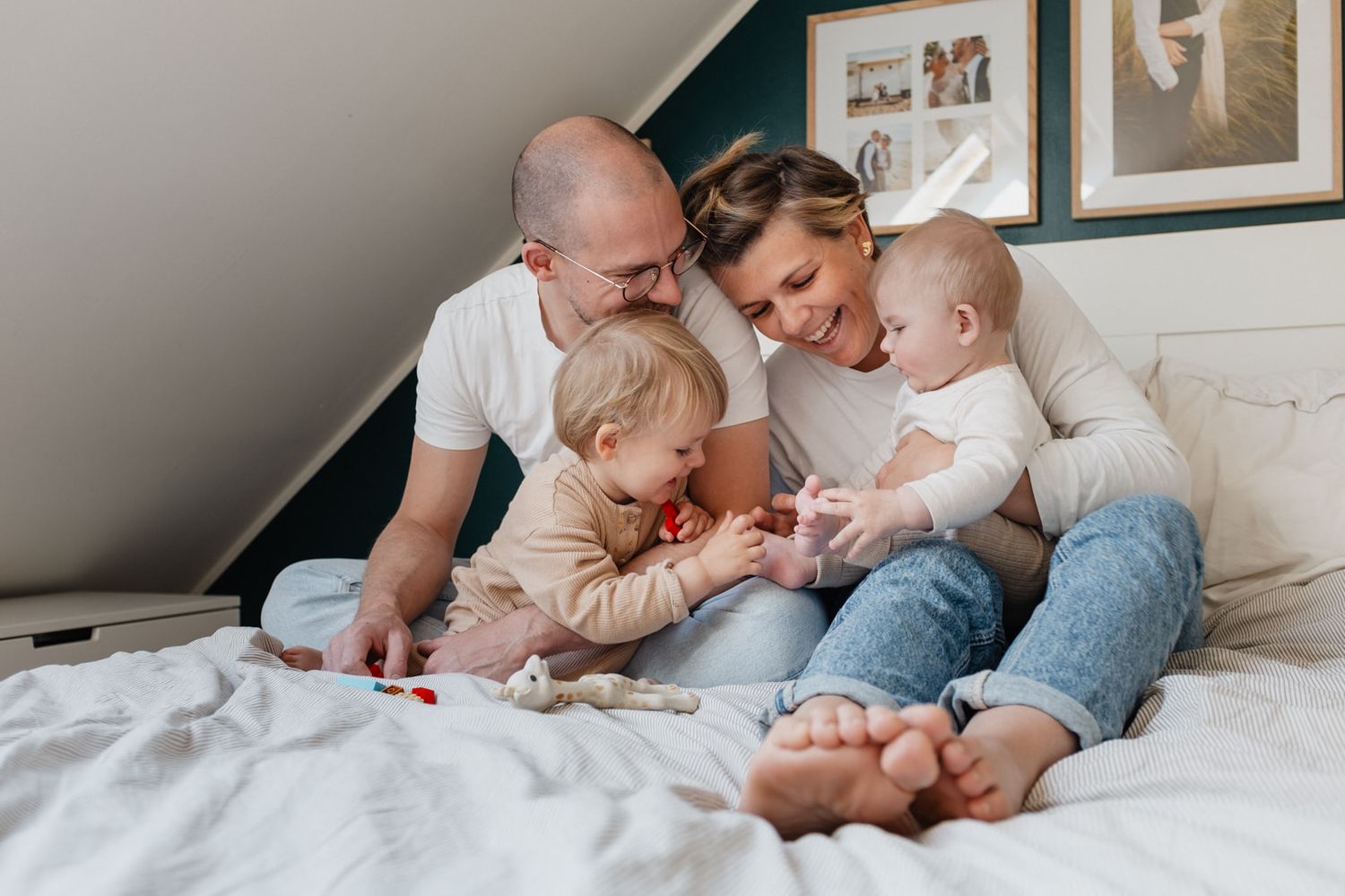 Photo d'une famille jouant sur le lit des parents, un moment de pleine connexion capture par une photographe de famille sensible a Lille