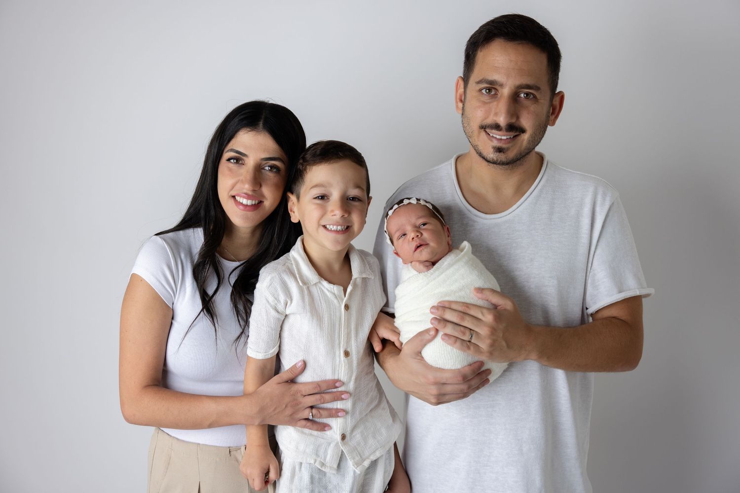 צילום ניו בורן של תינוק בסטודיו
צילומי ניו בורן לתינוקת
צילום תינוק ומשפחה בסטודיו