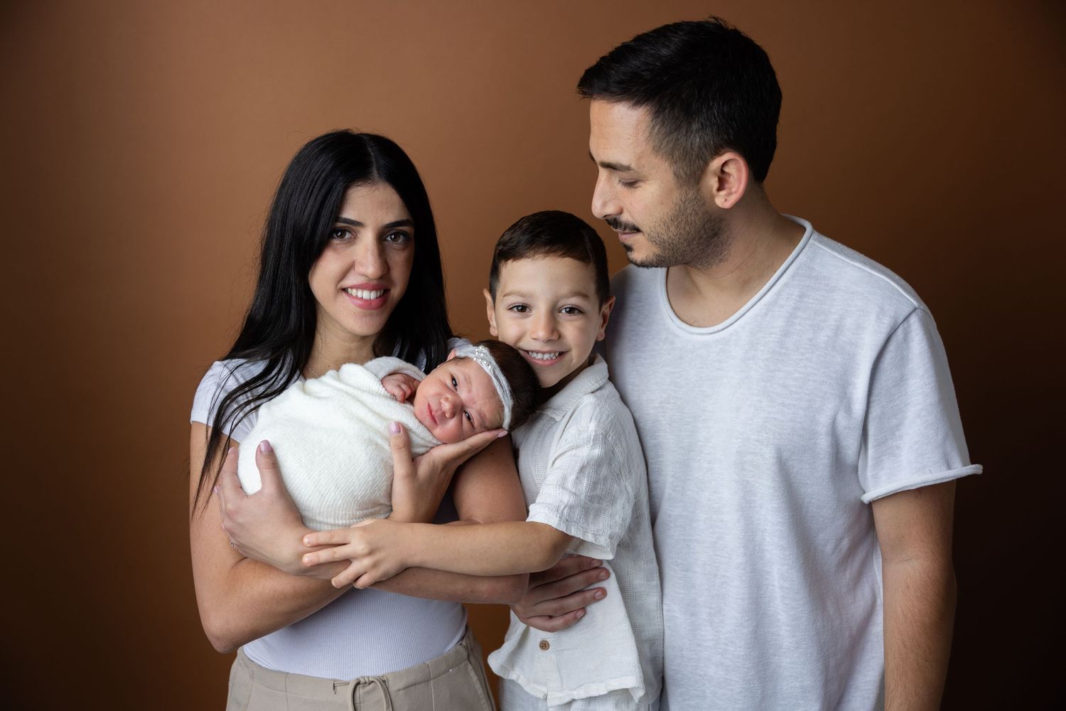צילום ניו בורן של תינוק בסטודיו
צילומי ניו בורן לתינוקת
צילום תינוק ומשפחה בסטודיו