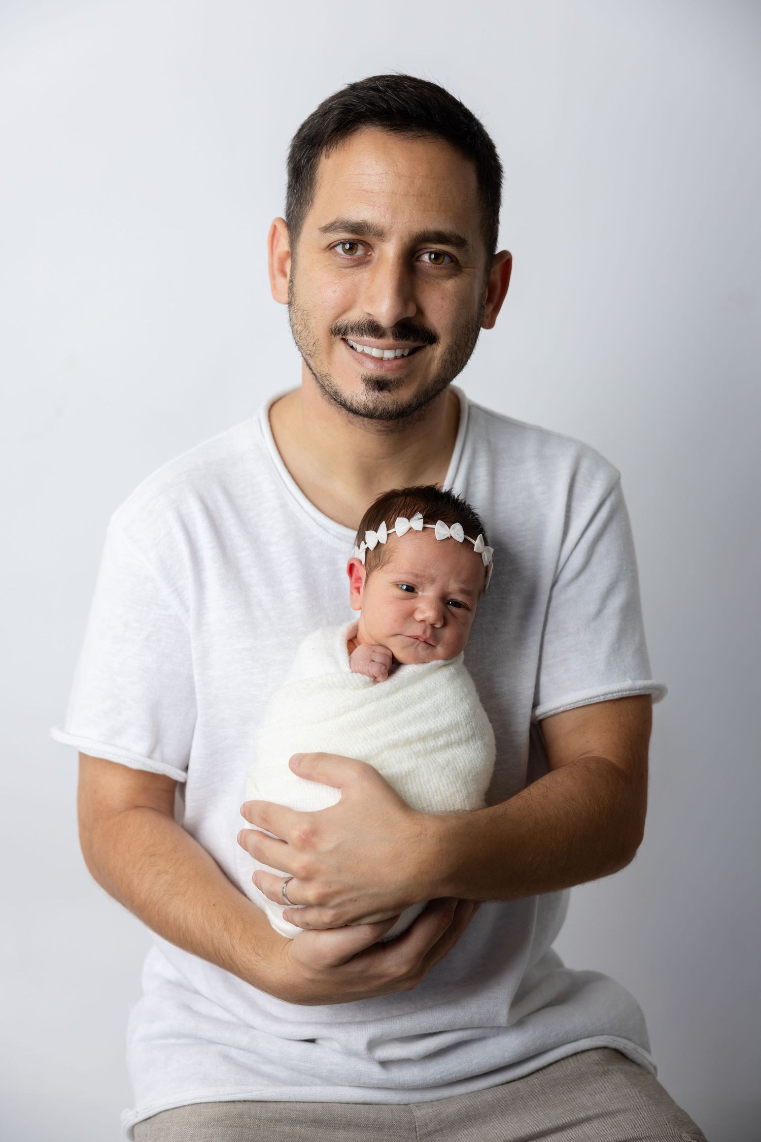צילום ניו בורן של תינוק בסטודיו
צילומי ניו בורן לתינוקת
צילום תינוק ומשפחה בסטודיו