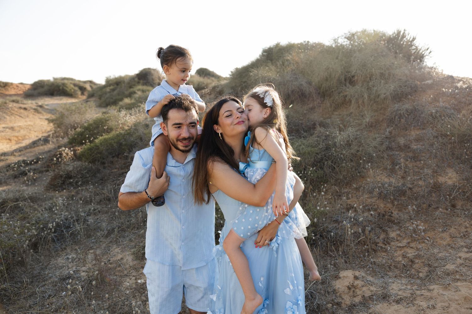 צילומי משפחה טבעיים בסטודיו
צילום משפחה עם ילדים
צילומי משפחה בטבע